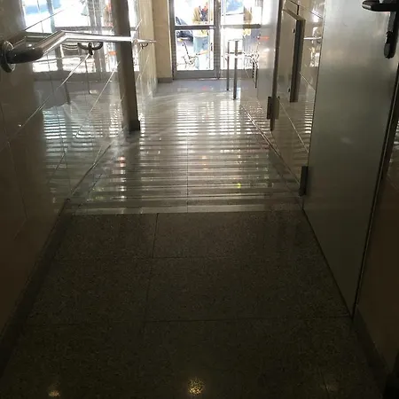 Cerca De Aeropuerto, Metro ,bus *